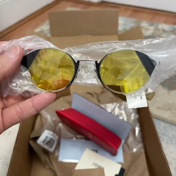 NIB Women’s One Size (51mm) Fendi Cat Eye Frame Sunglasses 100% UV Protection - Picture 9 of 15